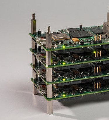 Mini-supercomputradoras Adapteva con tarjetas en paralelo.
